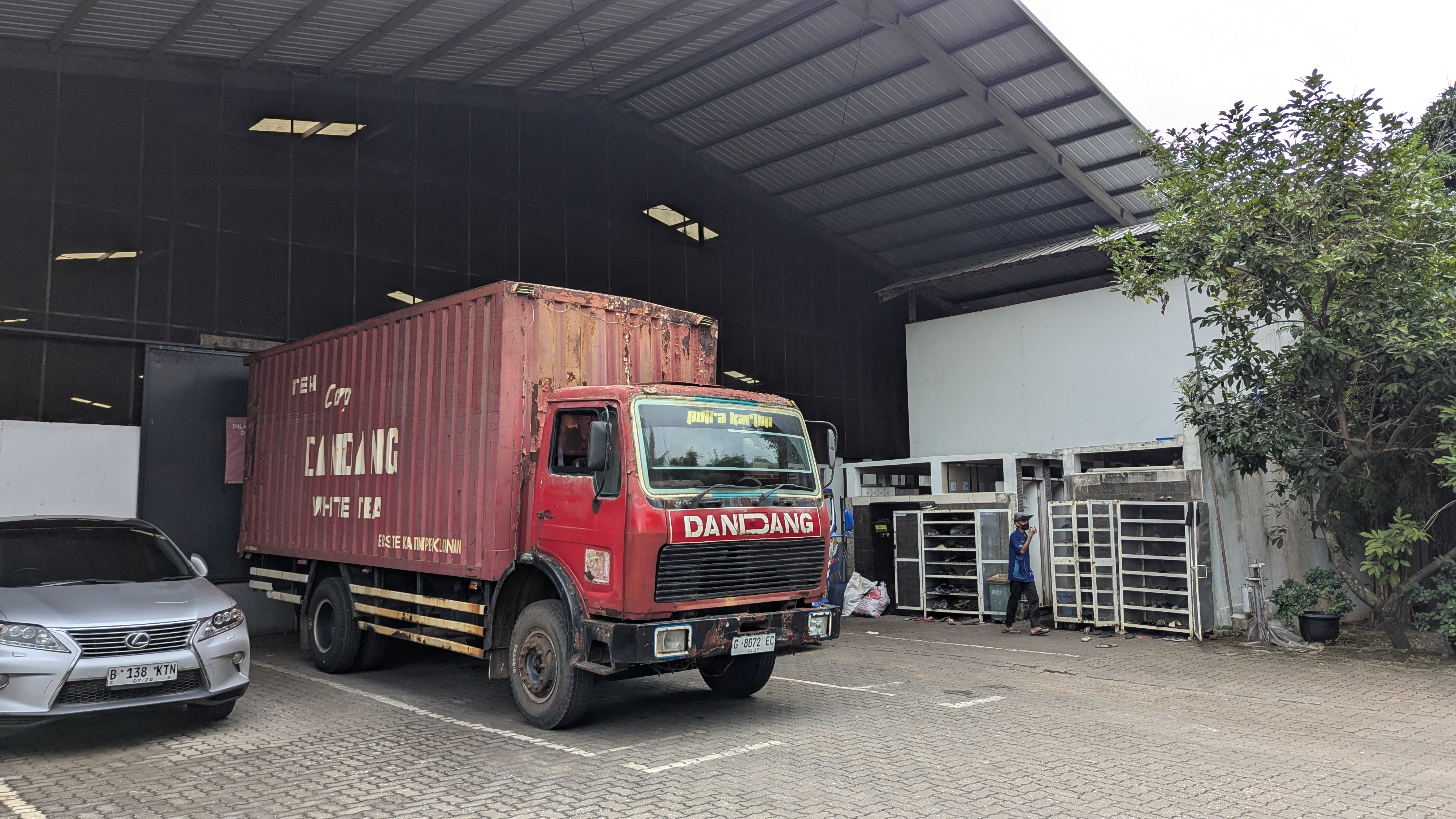 積み出しを待つジャスミン茶